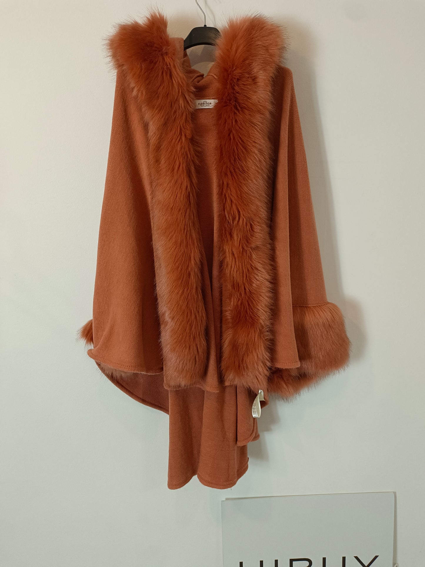 FLORENCIA. Capa con manga detalles puño y capucha. TU