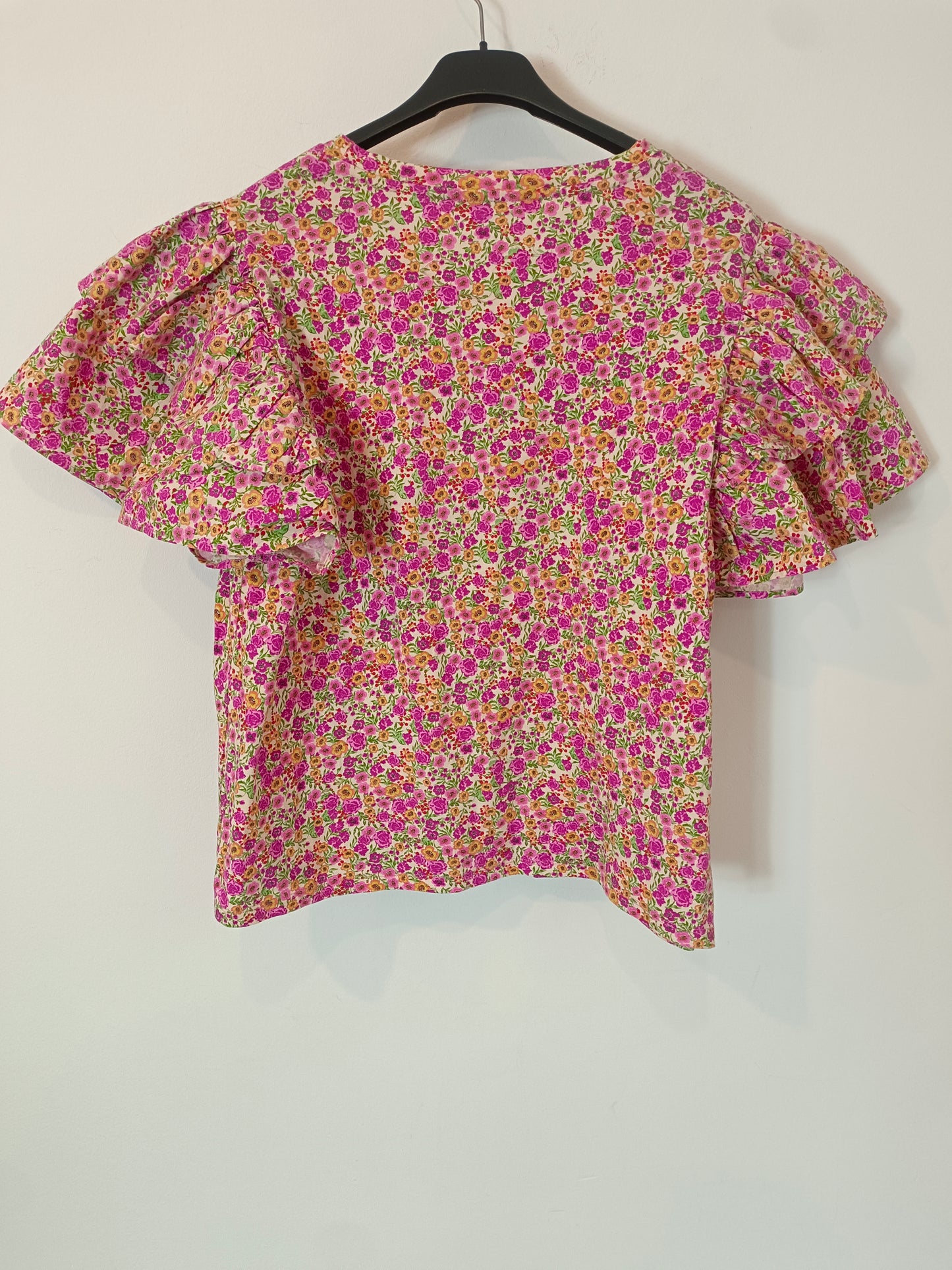 ZARA. camiseta flores volantes T.l