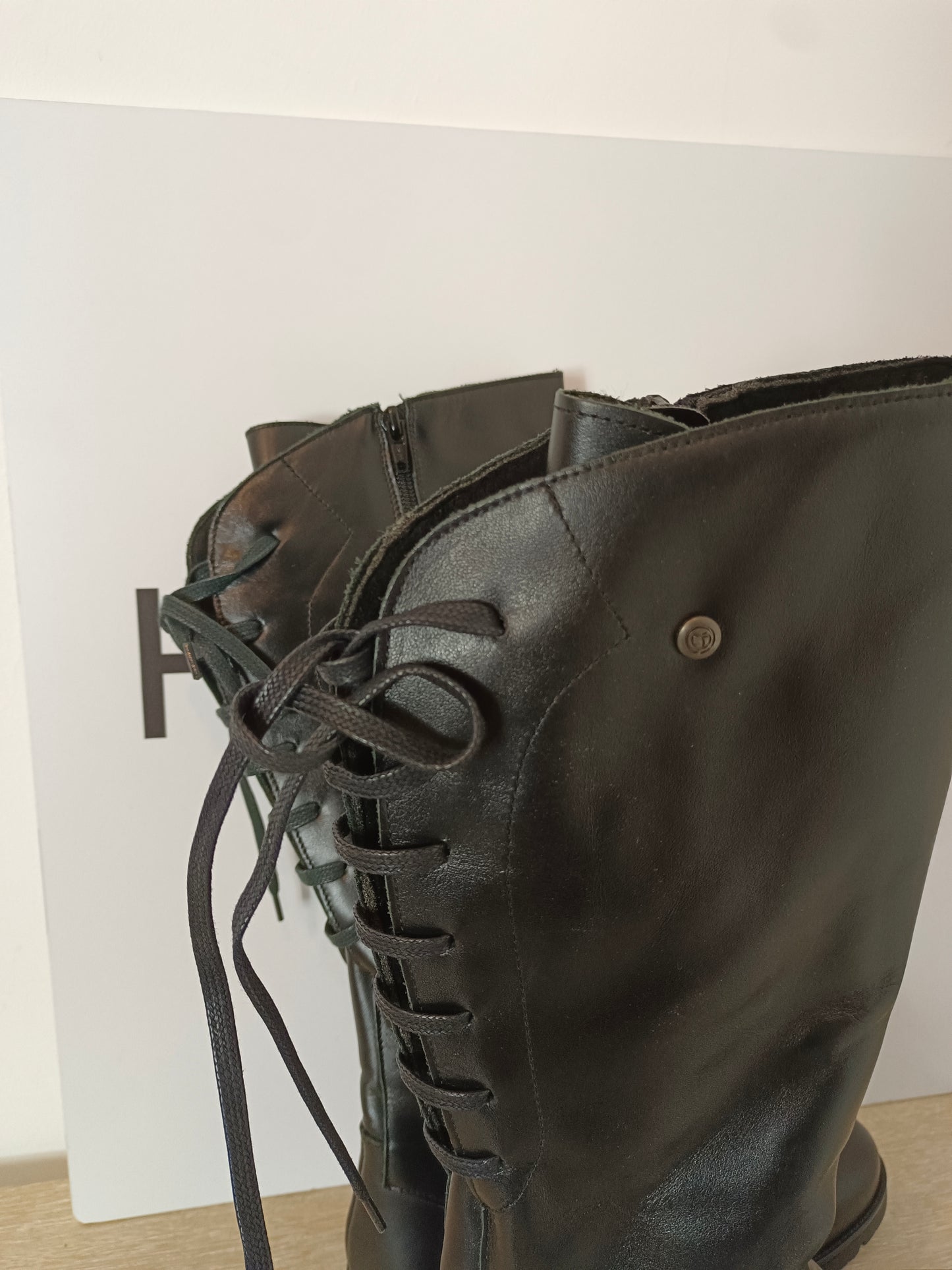 FRESIA. Botas negras cordones T.38