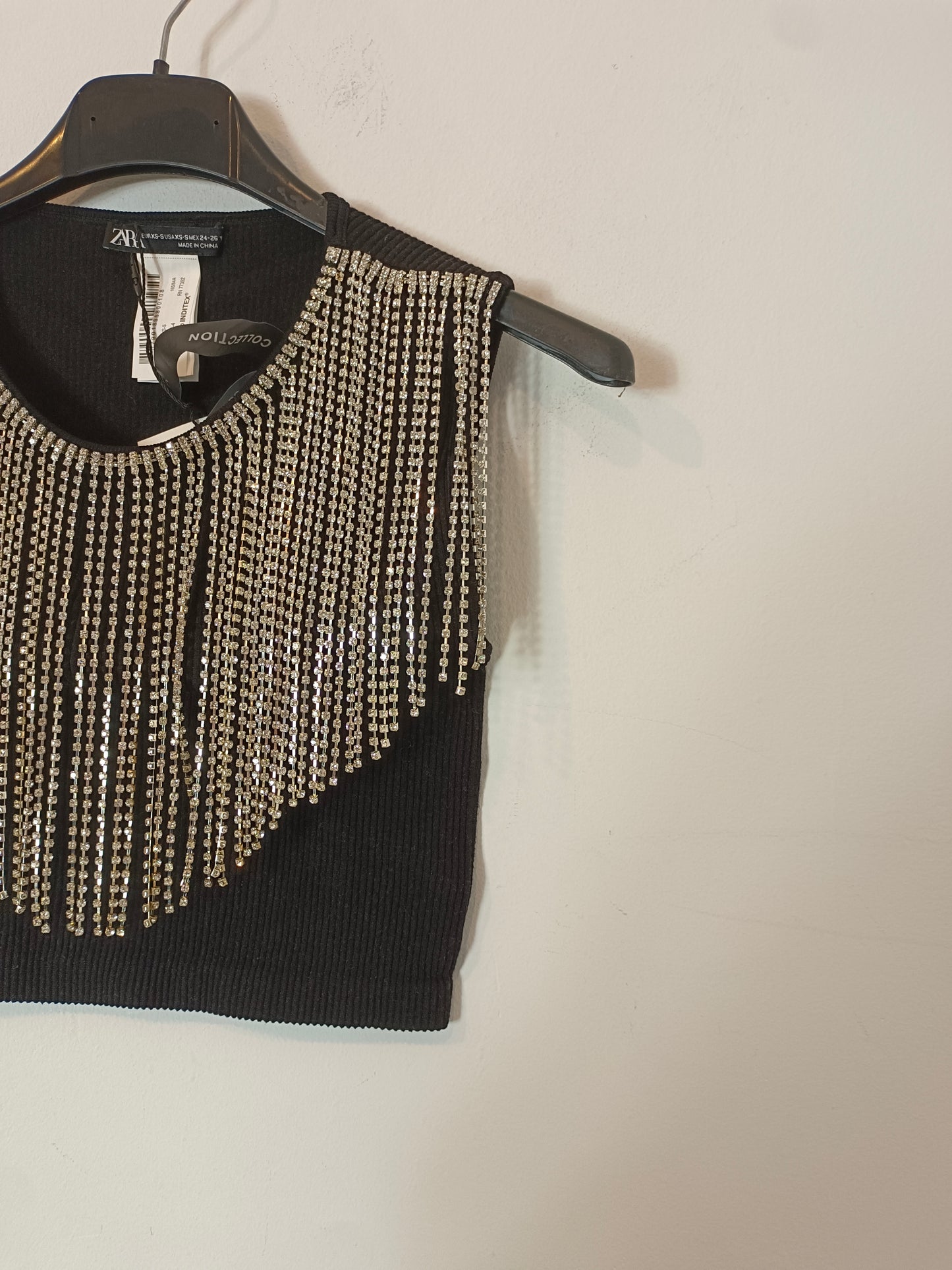 ZARA. Top negro flecos brillantes T.xs/s