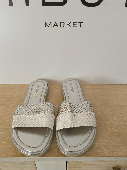 SABRINA. Two-tone braided sandals, size 38