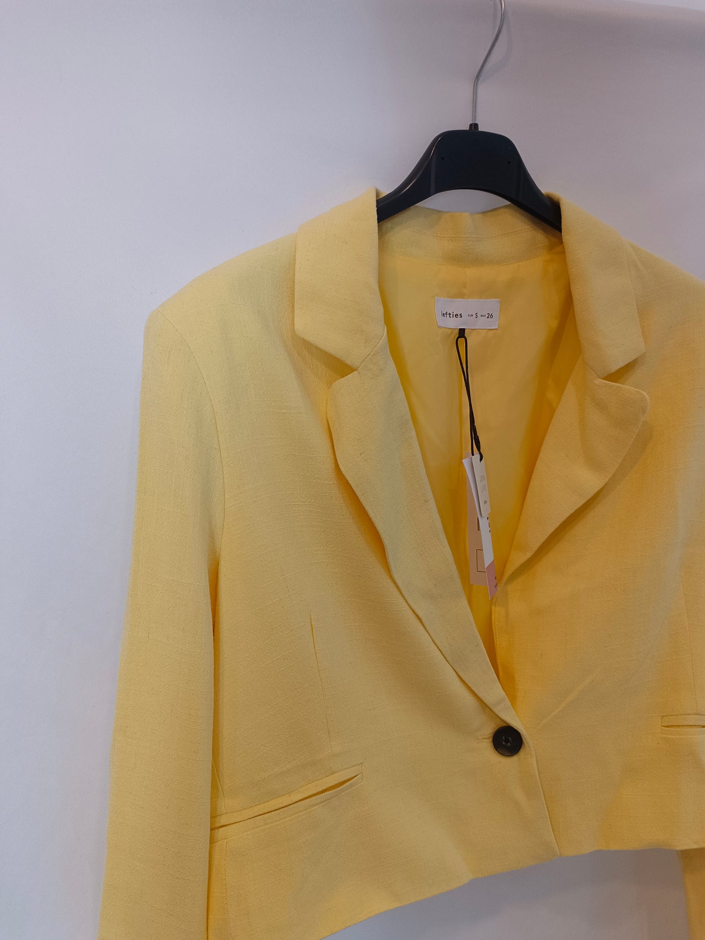 LEFTIES. Yellow cropped blazer Ts