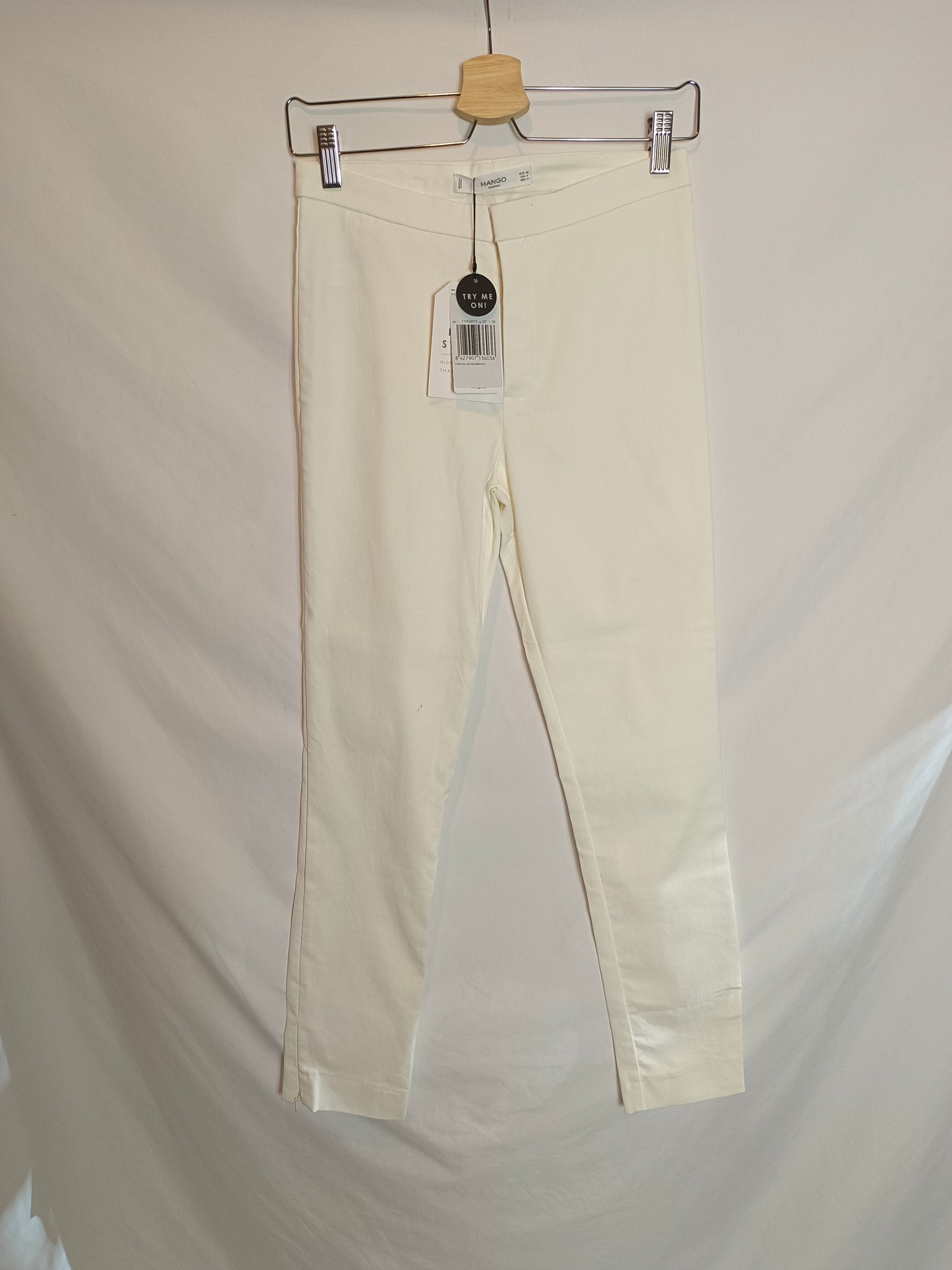 MANGO. Pantalón blanco entallado T.38