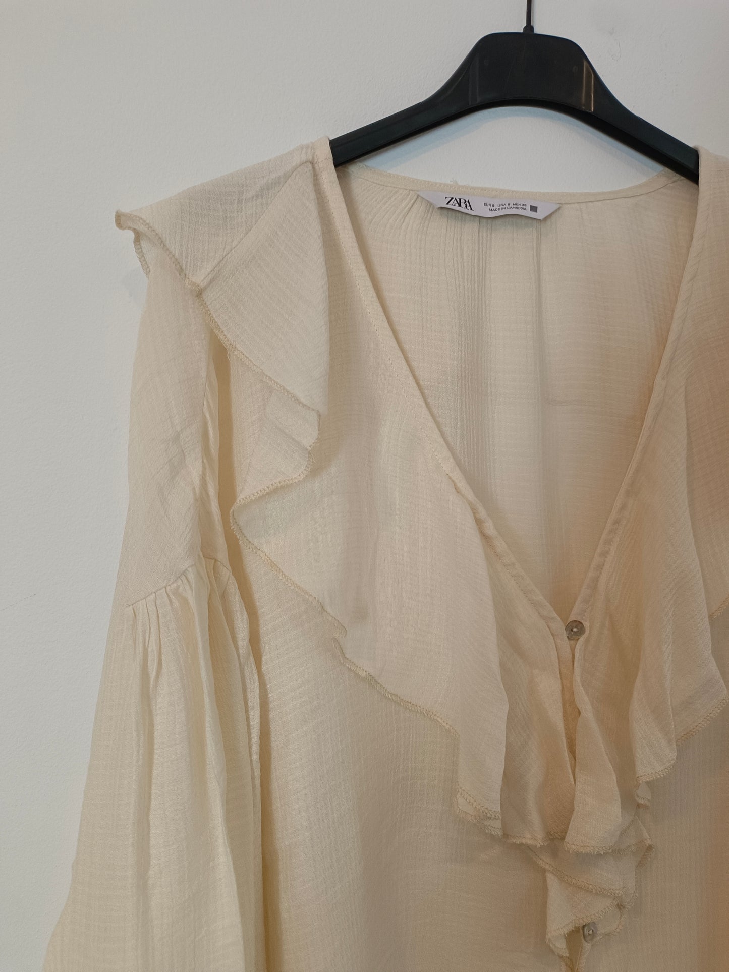 ZARA. Blusa beige volante T.s