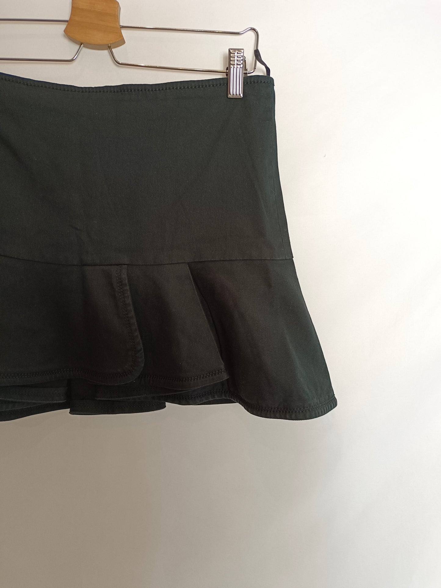 MEW MEW. Black denim ruffle skirt T.40