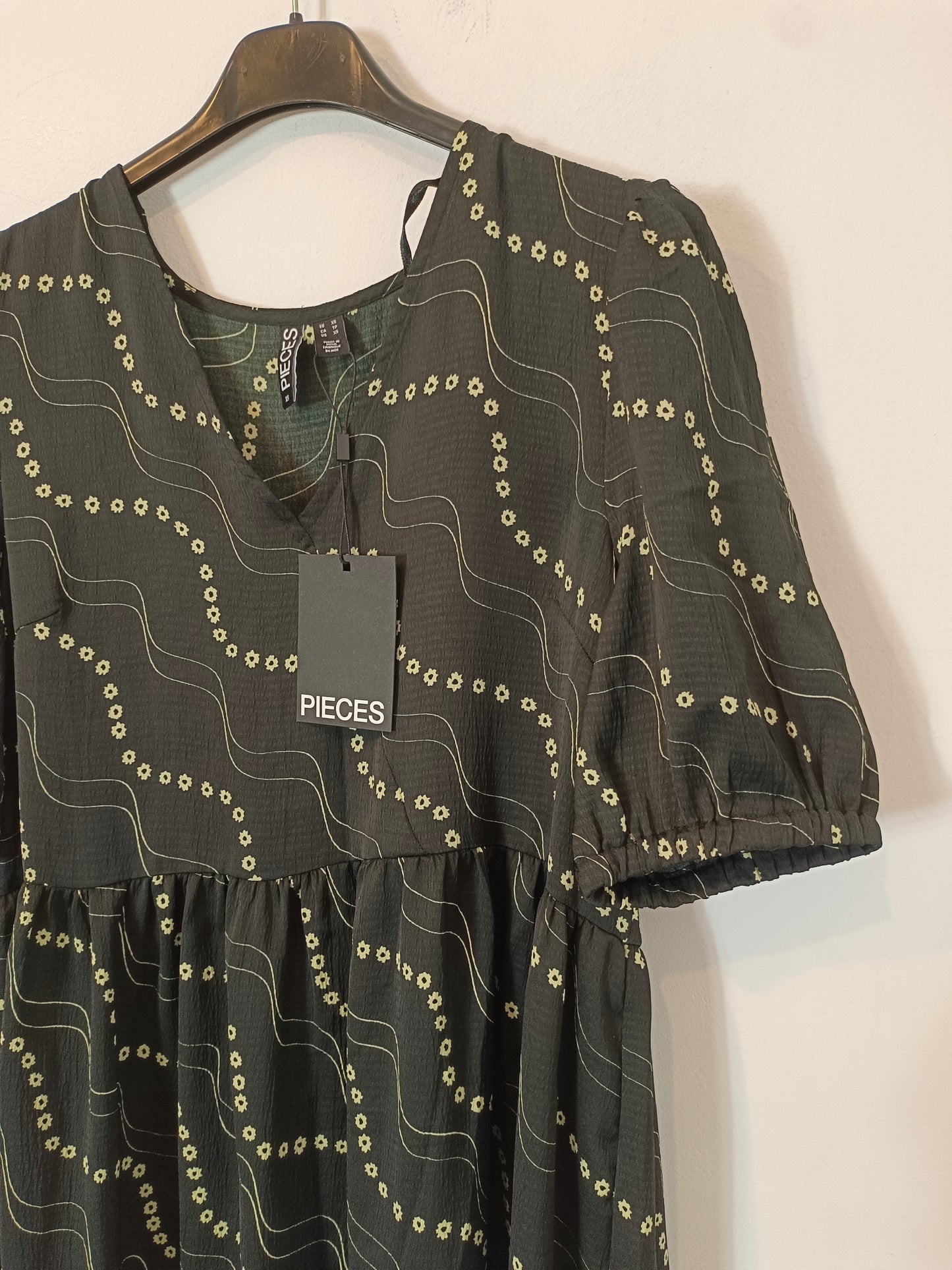 PIECES. Vestido fluido negro flores T.xs