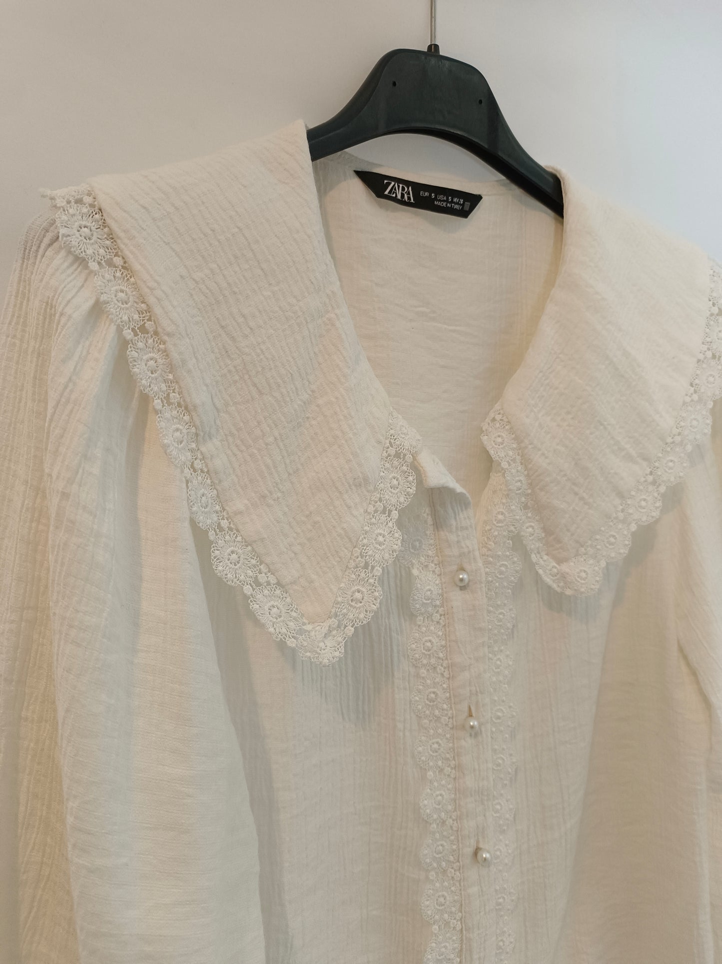 ZARA. Blusa beige cuello bebé T.s