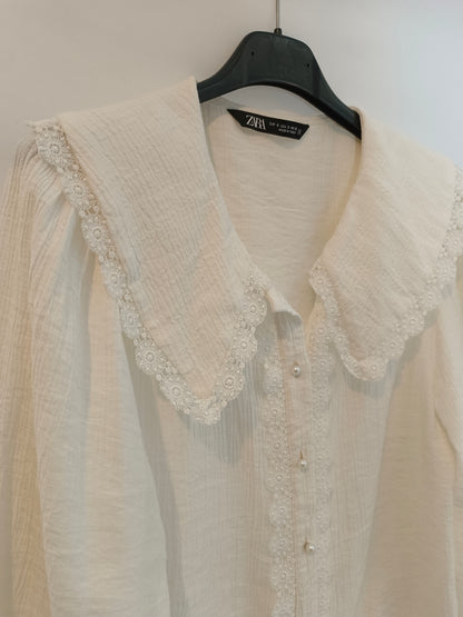 ZARA. Blusa beige cuello bebé T.s