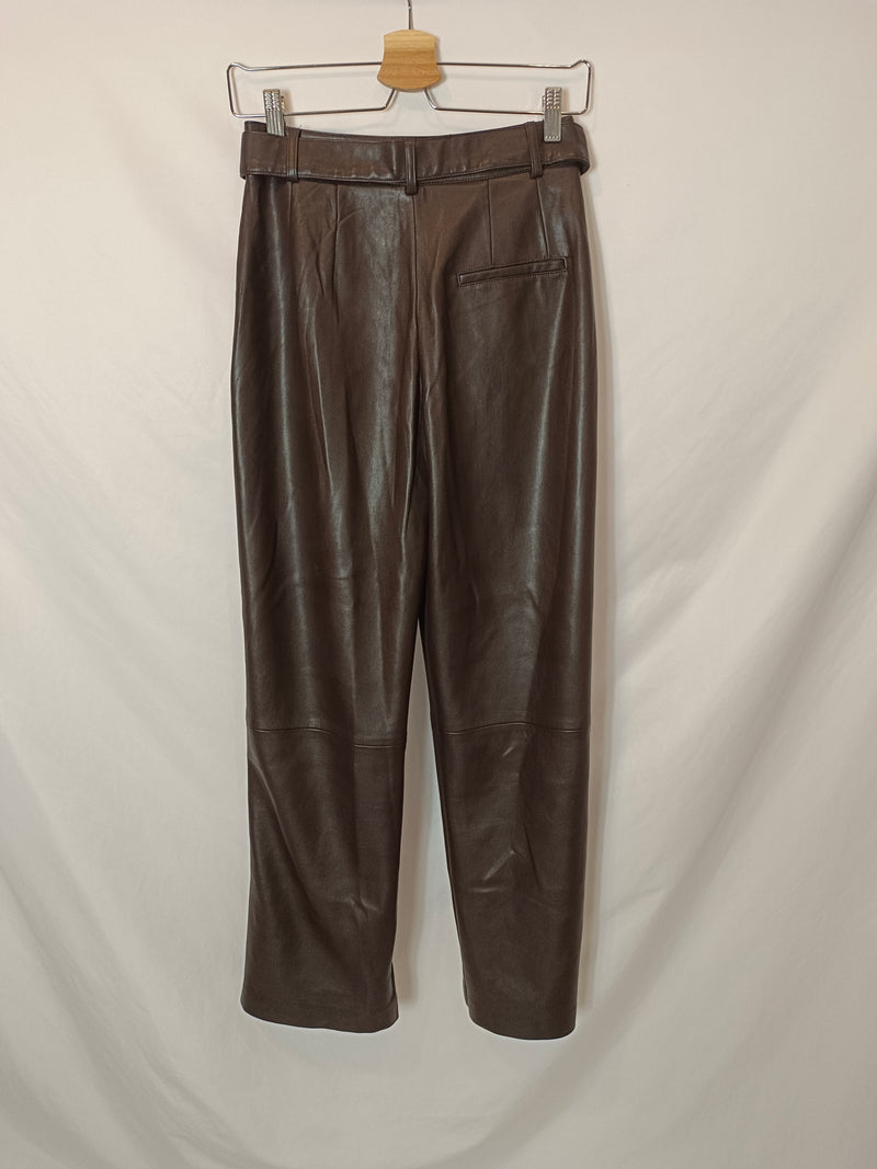 MANGO. Pantalón marrón efecto piel T.34
