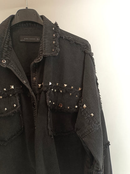 ZARA. Chaqueta negra tachuelas T.m