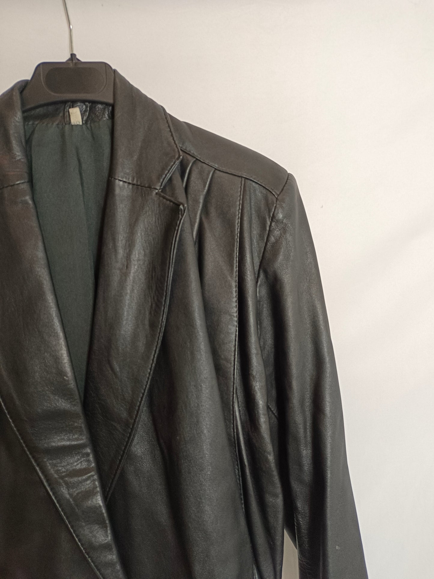 OTRAS. Cazadora negra vintage T.40 (tara)