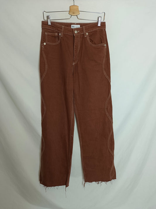 ZARA. Pantalón recto marrón T.38