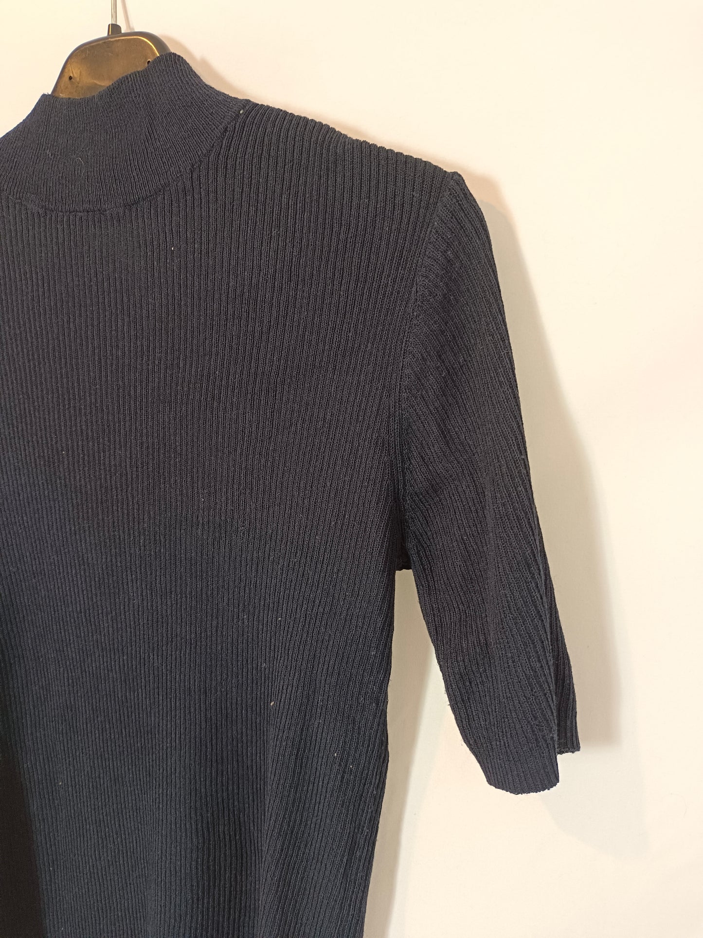 H&M. Top azul botones canalé T.36