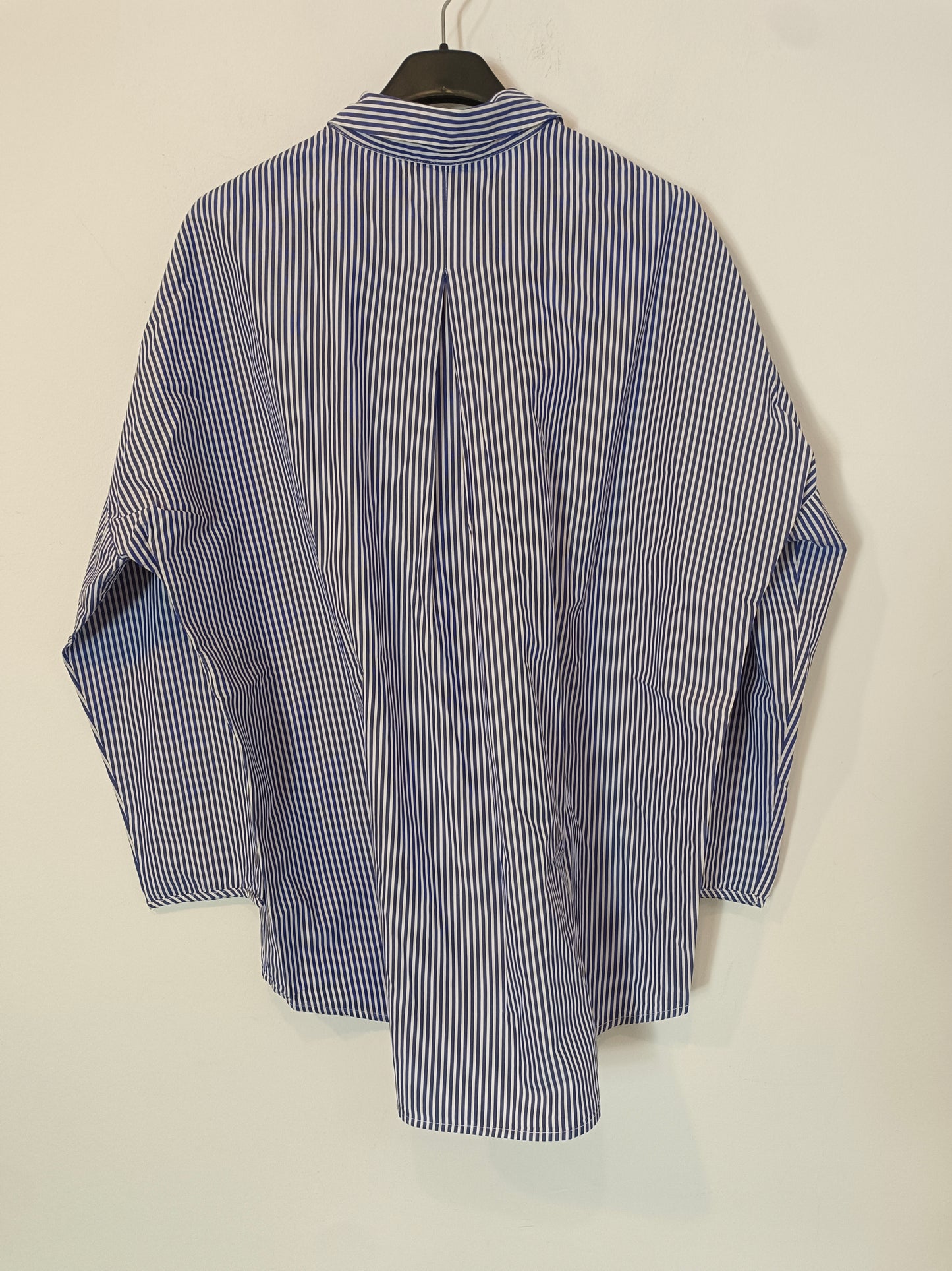 STRADIVARIUS. Camisa rayas flores bordadas T.s