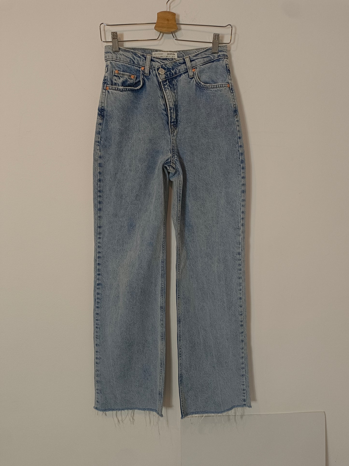 STRADIVARIUS. Pantalón recto denim T.34