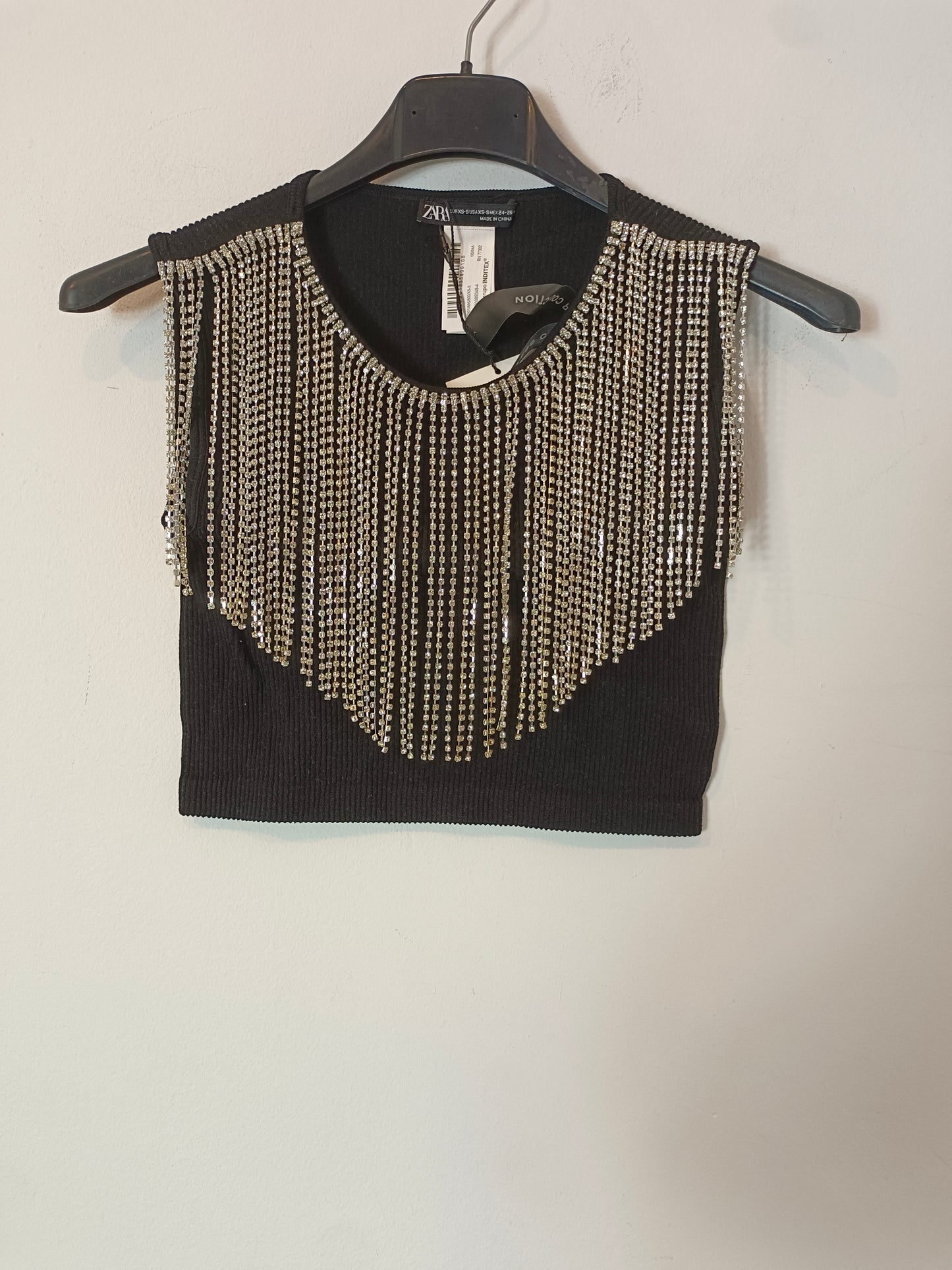 ZARA. Top negro flecos brillantes T.xs/s