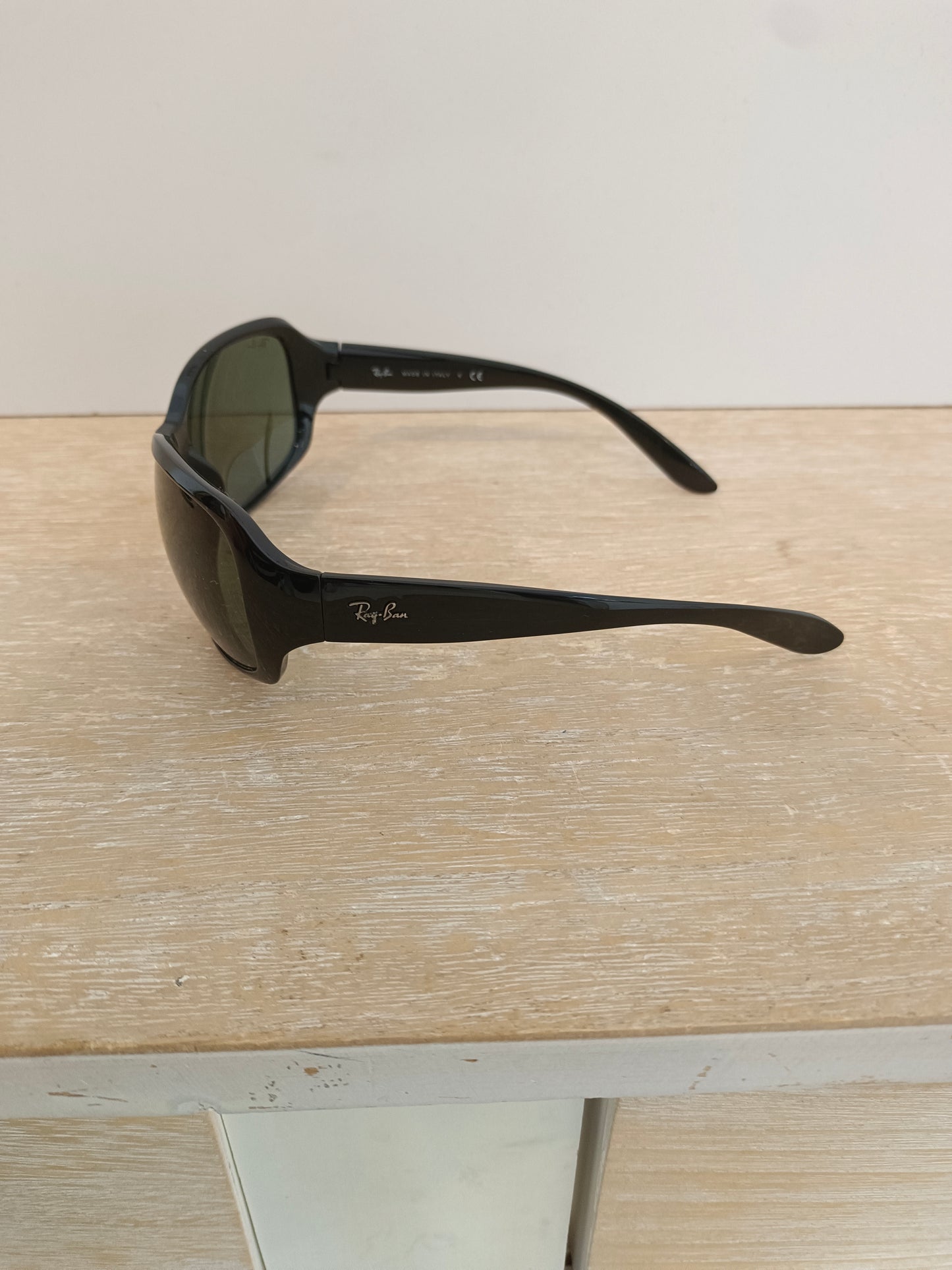 RAYBAN. Gafas de sol montura negra
