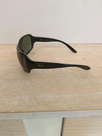 RAYBAN. Gafas de sol montura negra