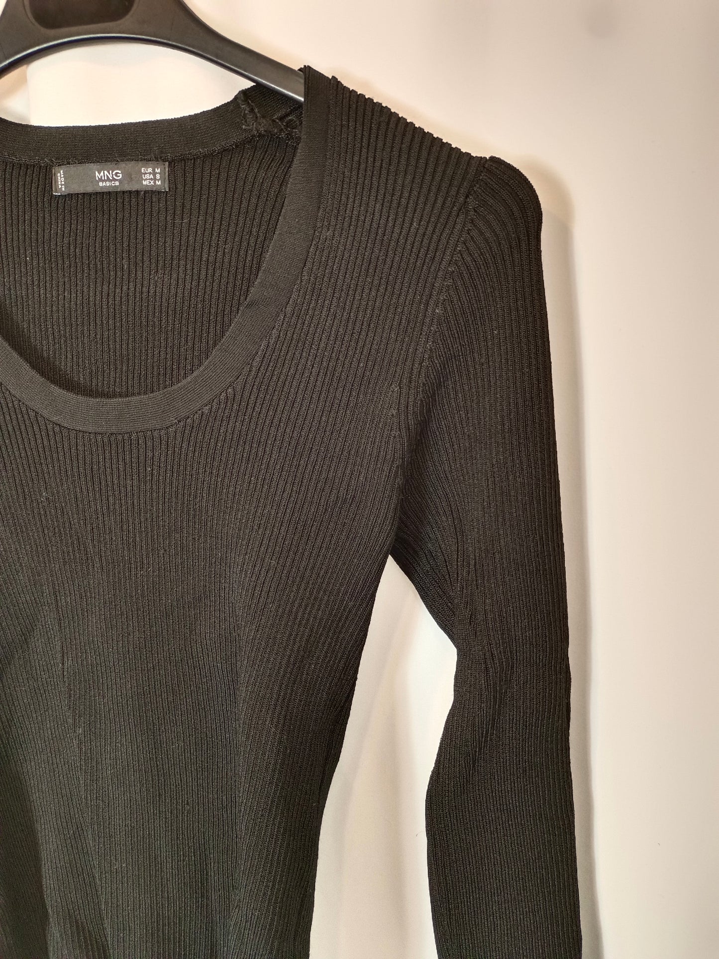 MANGO. Top negro canalé T.m