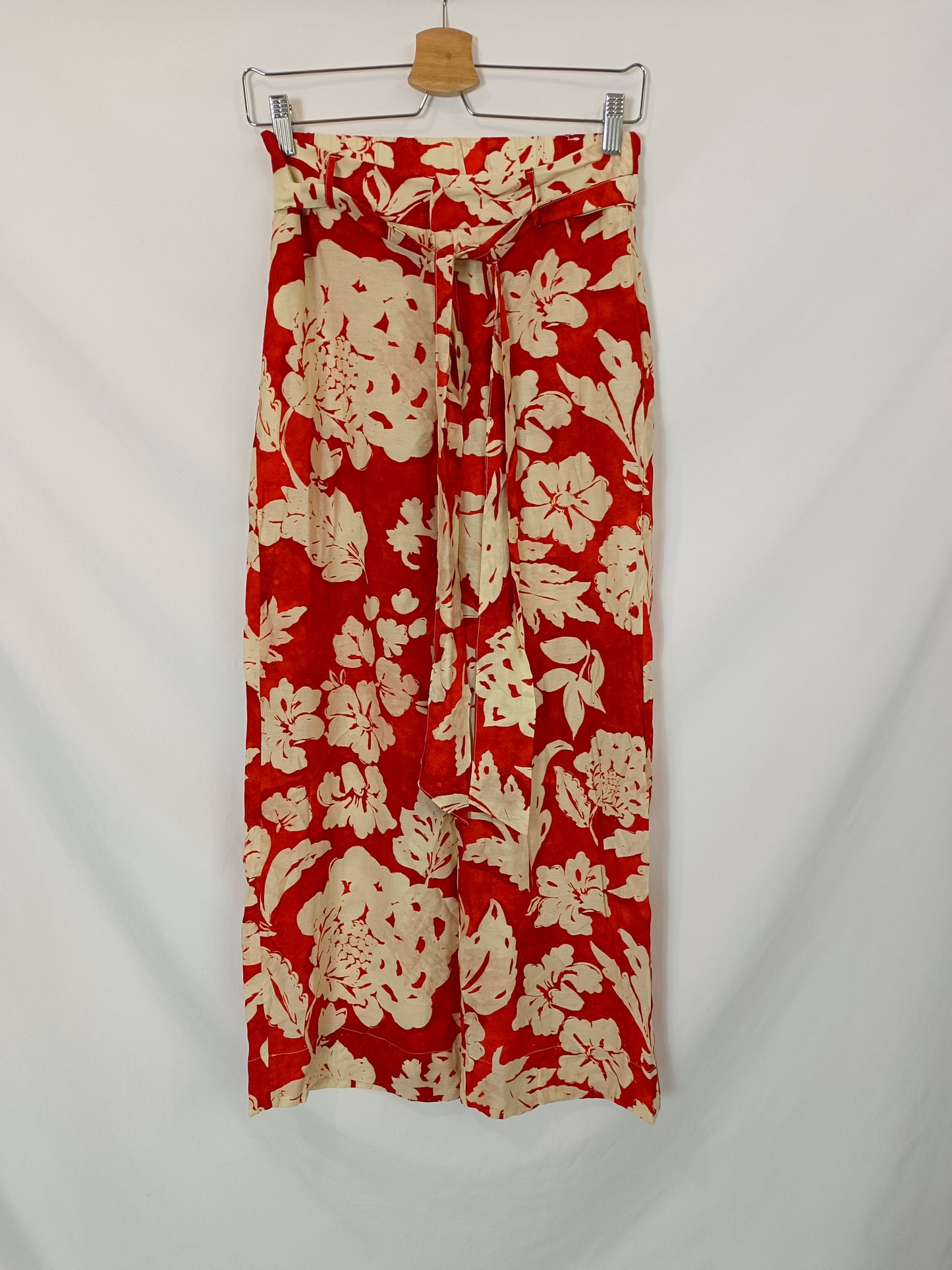 MANGO. Pantalón rojo flores T.s