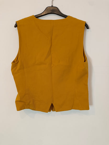 ZARA. Chaleco mostaza abotonado T.s