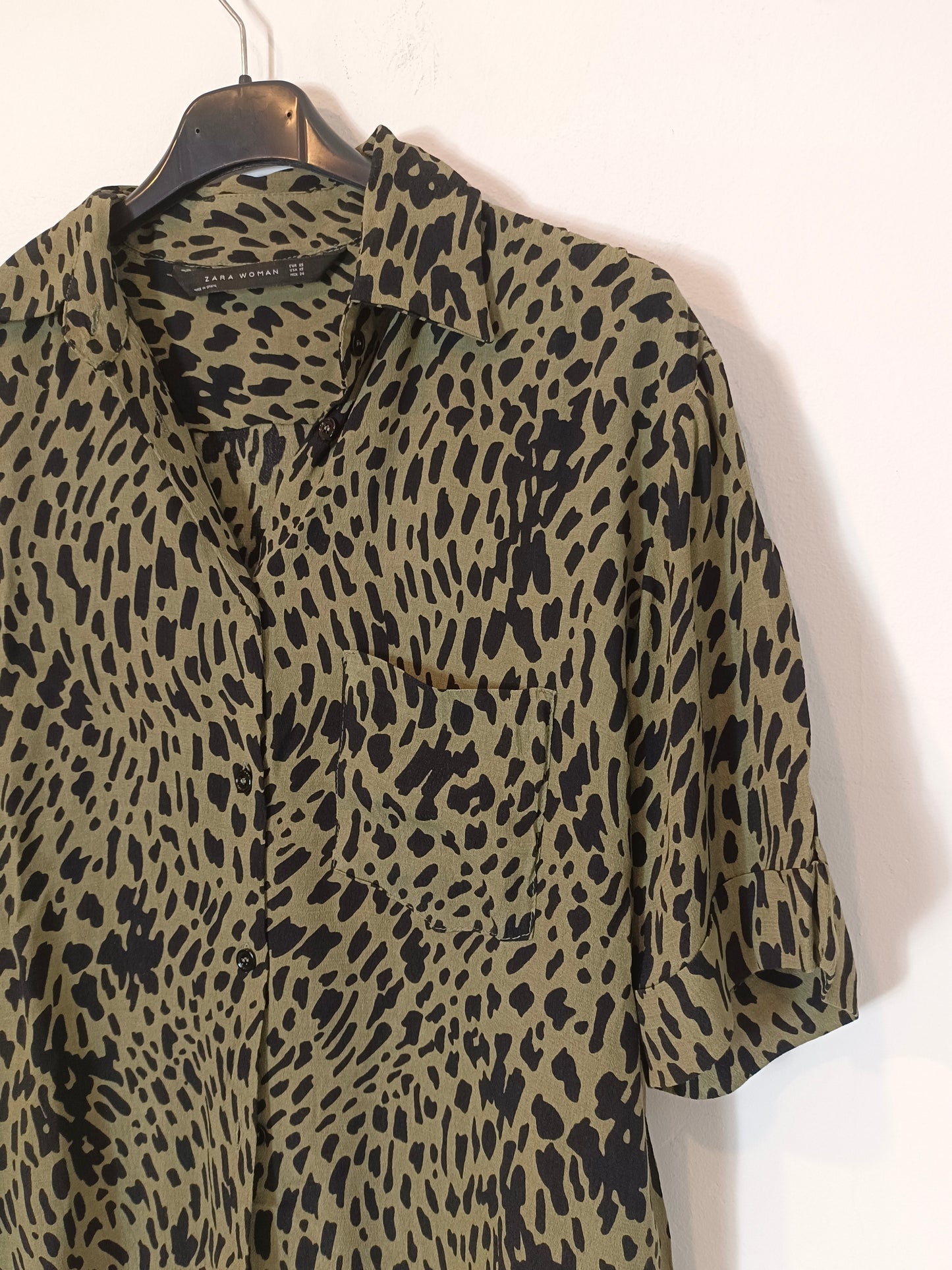 ZARA. Blusa verde animal print T.xs