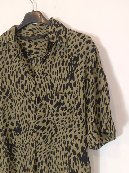 ZARA. Blusa verde animal print T.xs