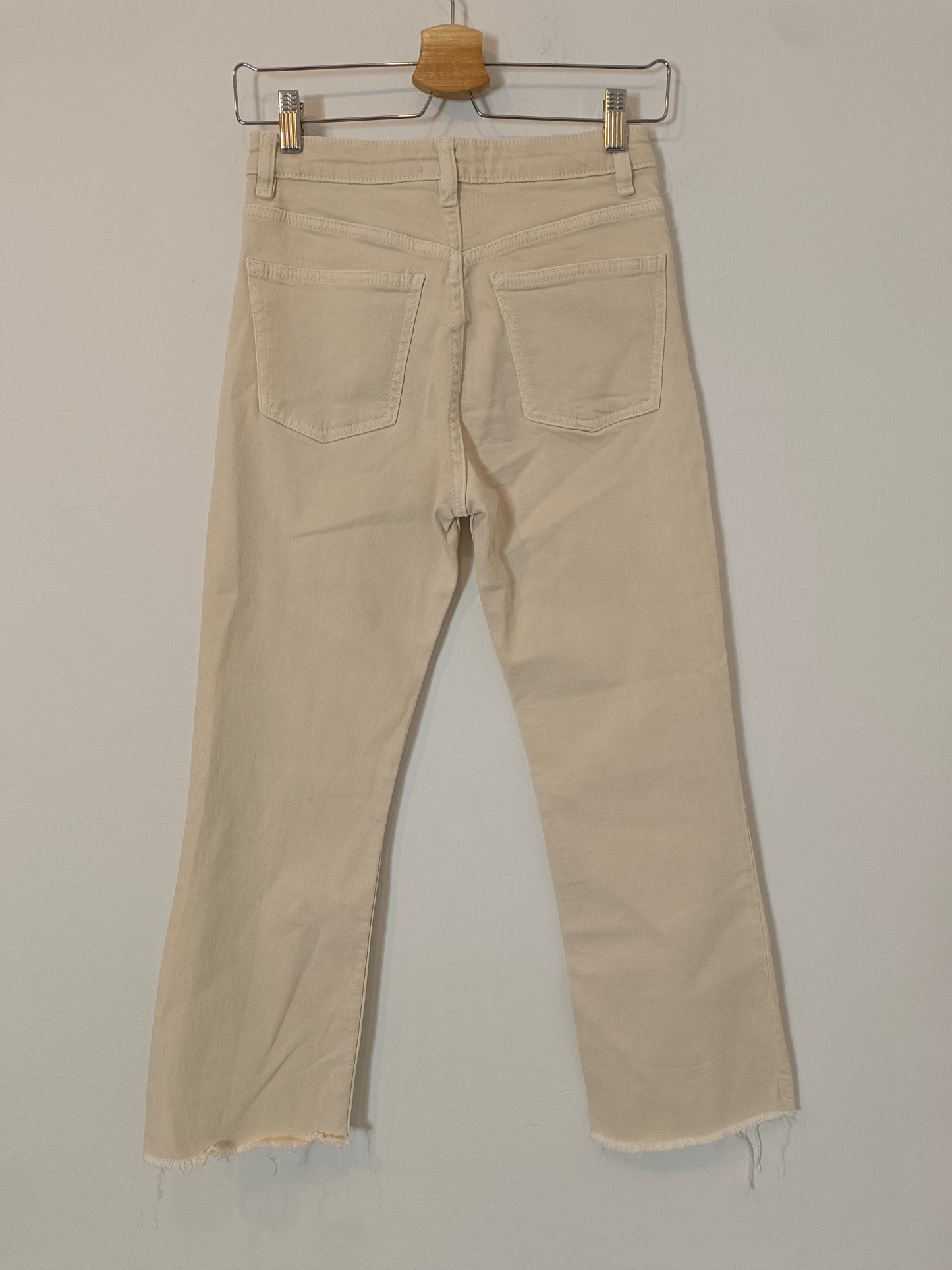 ZARA. Pantalón beige denim acampanado T.36