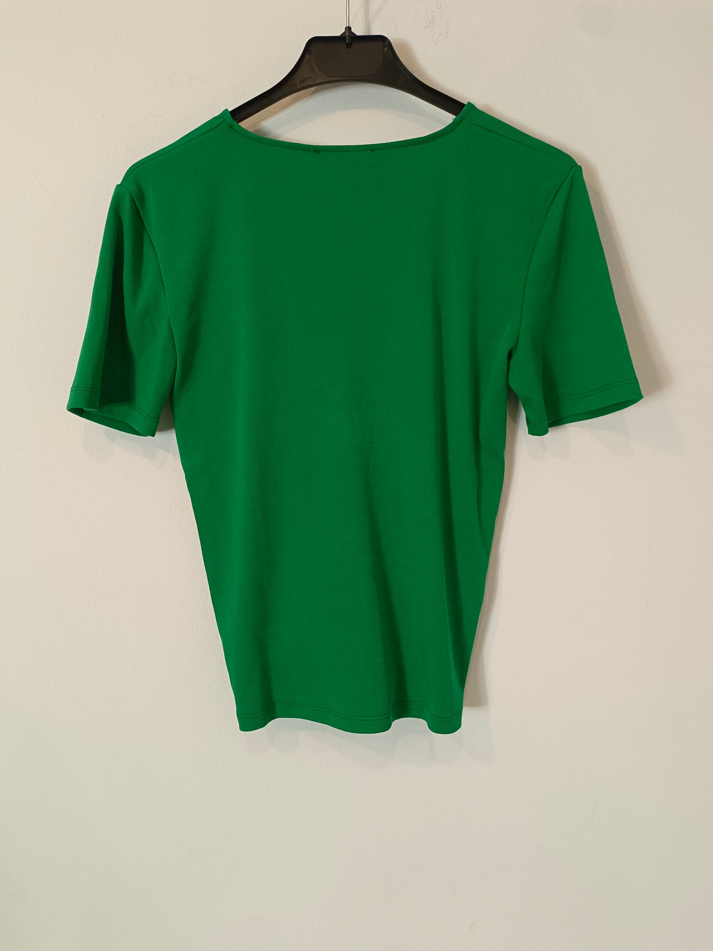 ZARA. Top verdes escote pico. T M