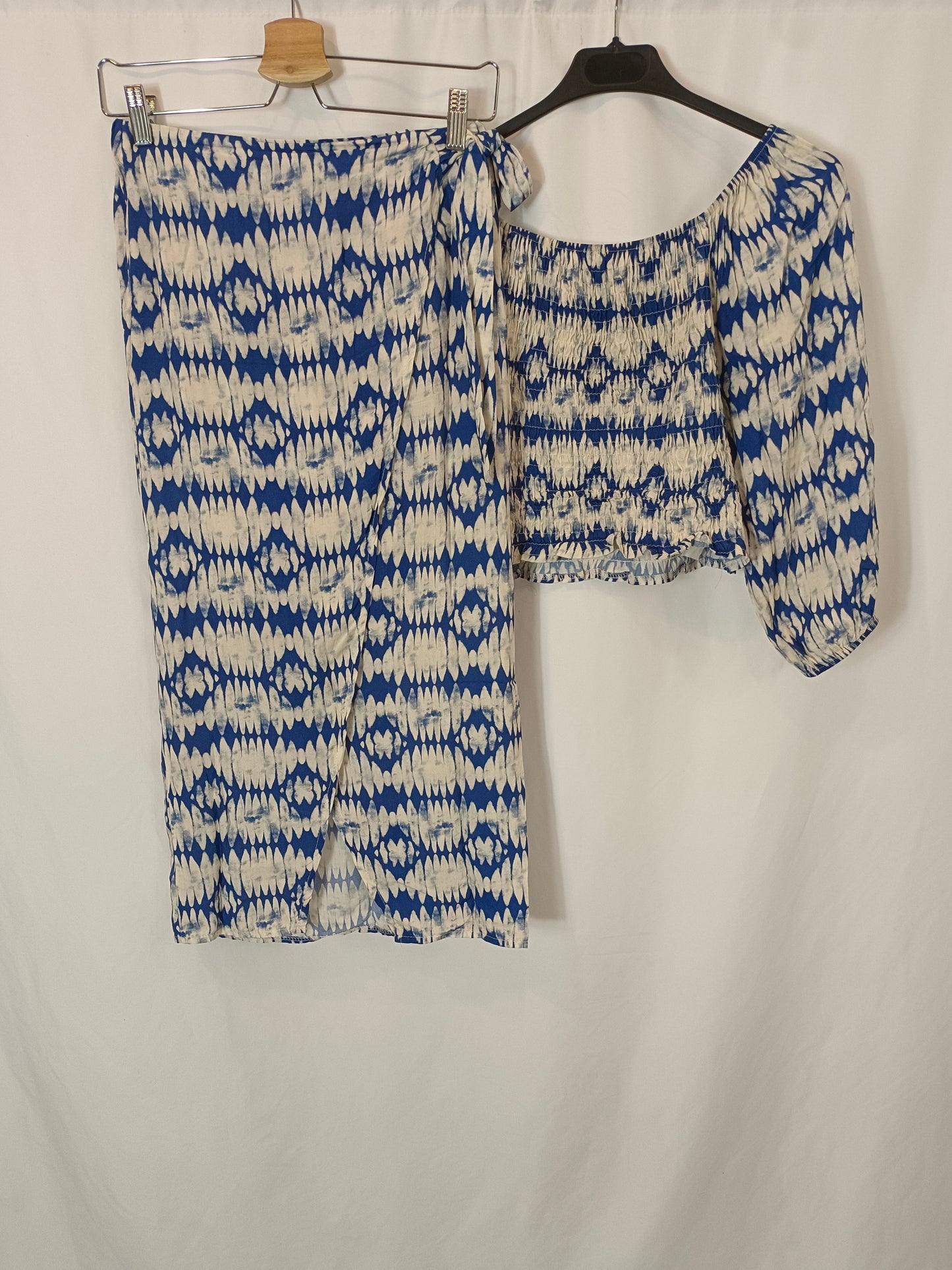 OTHERS. Total look skirt and top Ts