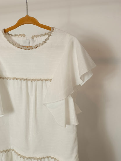 MIRANDA ES COSA DEN NIÑOS. Vestido  blanco detalle beige T.8 años