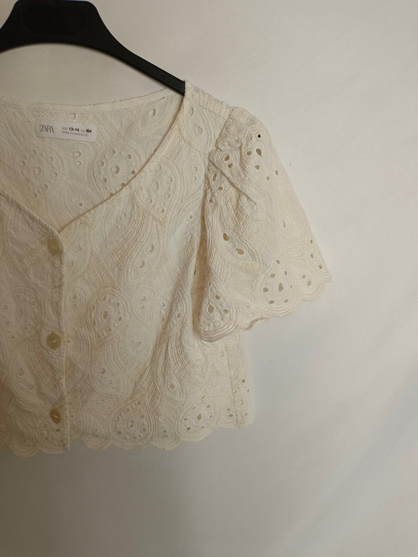ZARA. Top beige troquelado T.13/14 (xxs)