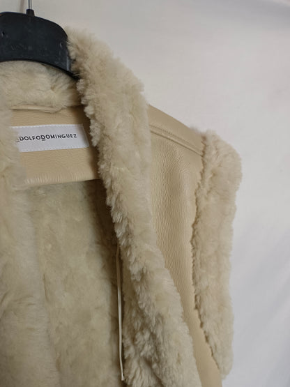 ADOLFO DOMINGUEZ. Chaleco beige borrego T.s