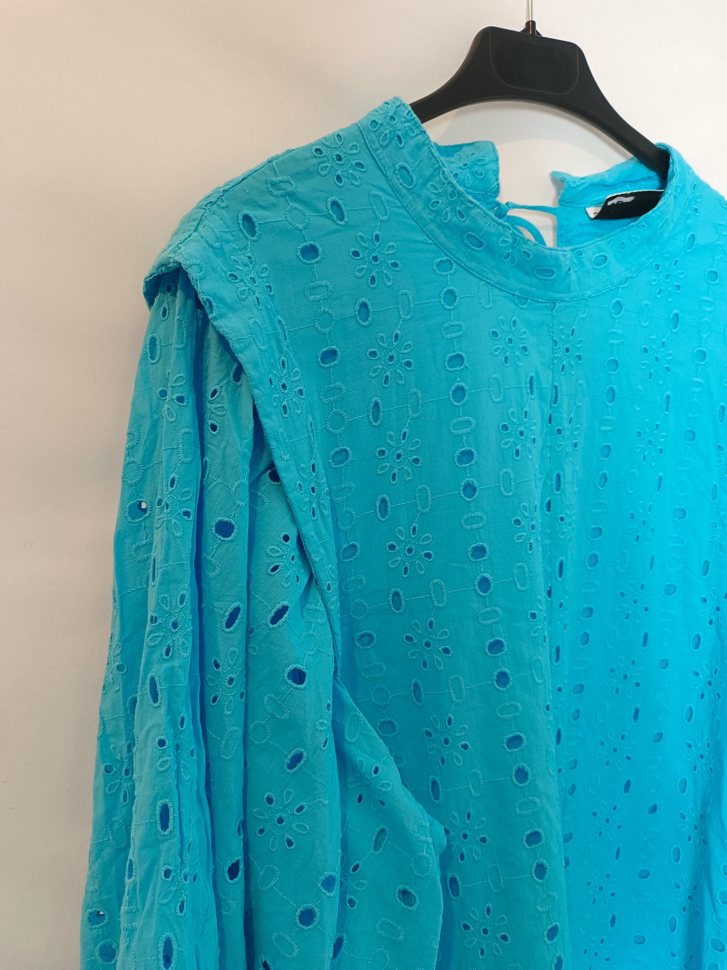 ASOS. Vestido corto azul troquelado T.46