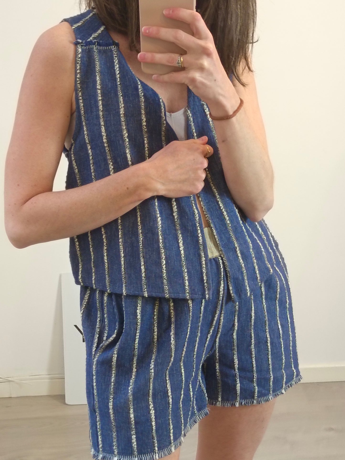 GUITARE. Conjunto chaleco y bermudas rayas T.M