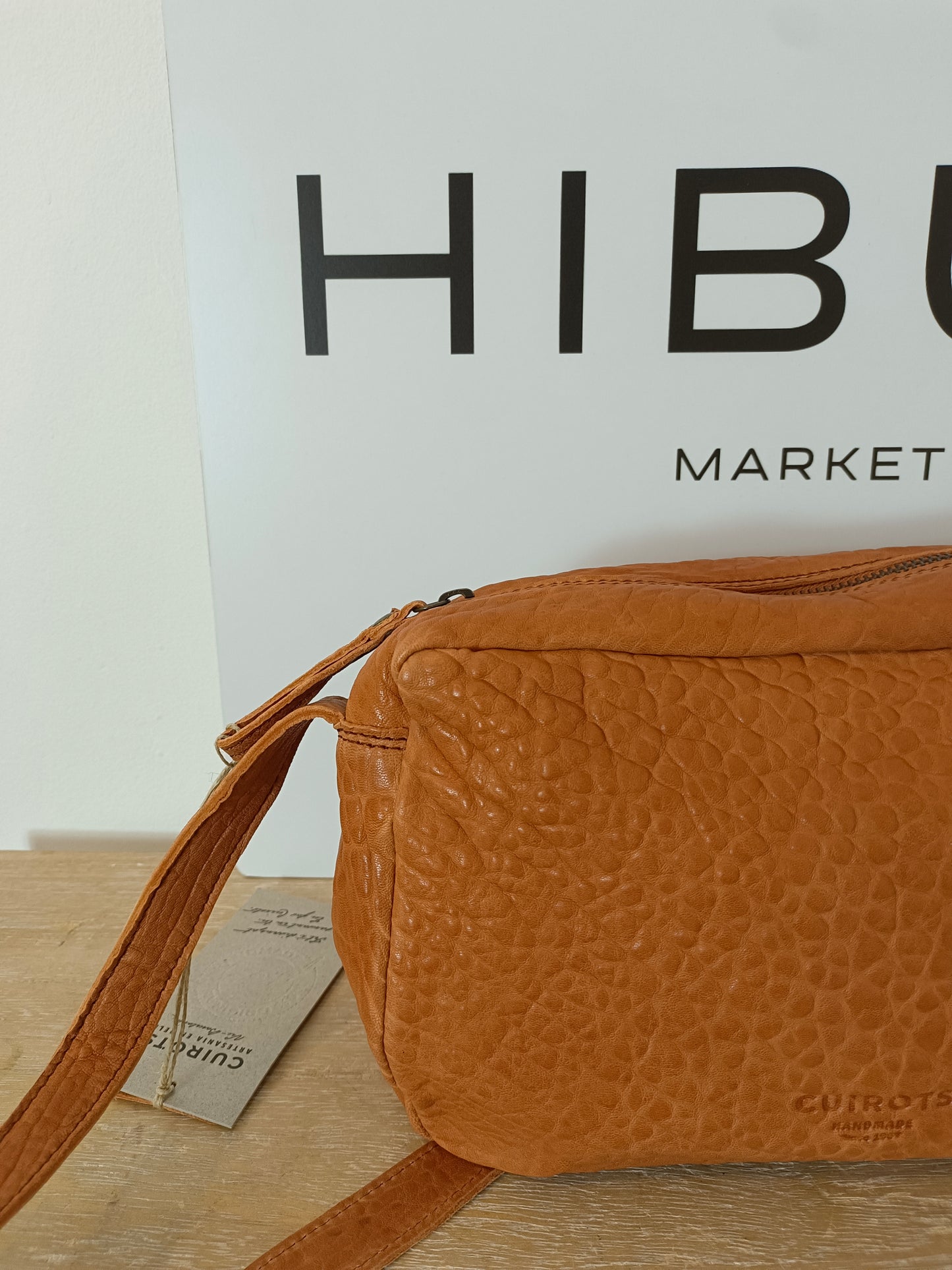 CUIROTS. Bolso textura camel piel