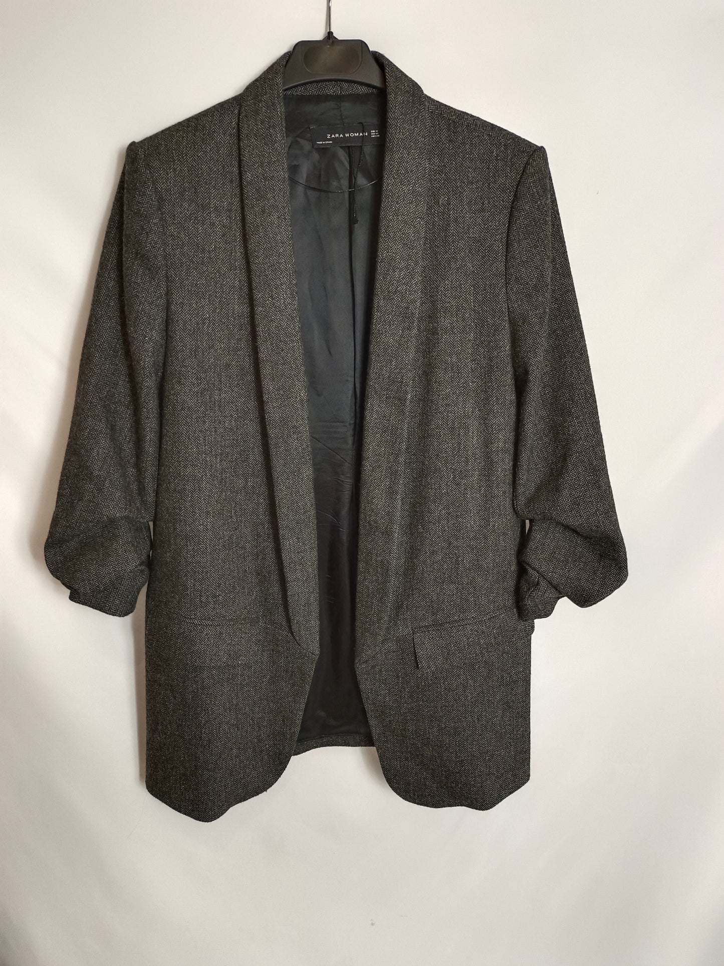 ZARA. Blazer gris espiga T.m