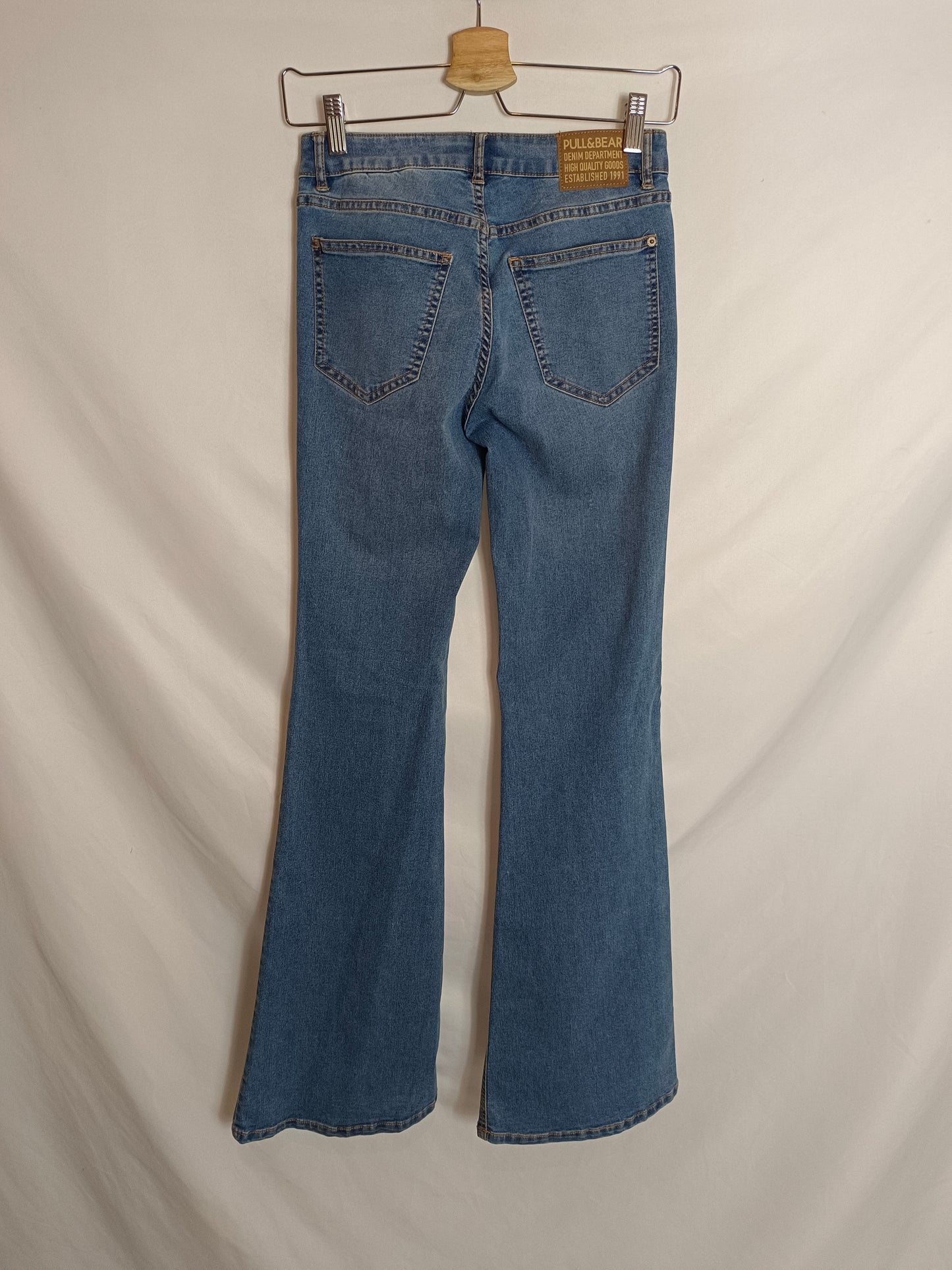 PULL&BEAR. Pantalón denim campana T.34