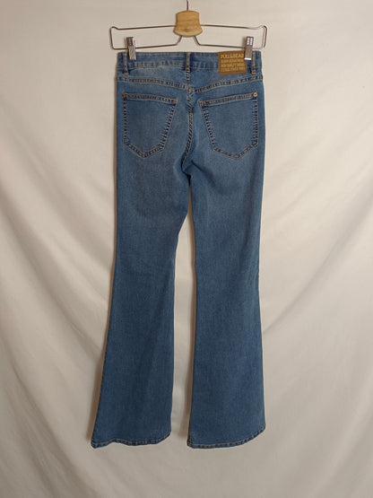 PULL&BEAR. Pantalón denim campana T.34