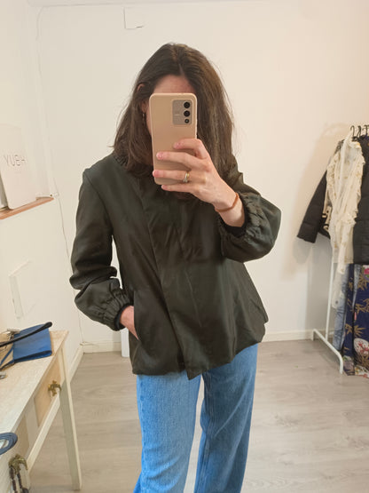 HAKEI. Chaqueta verde caqui corta vientos. T S