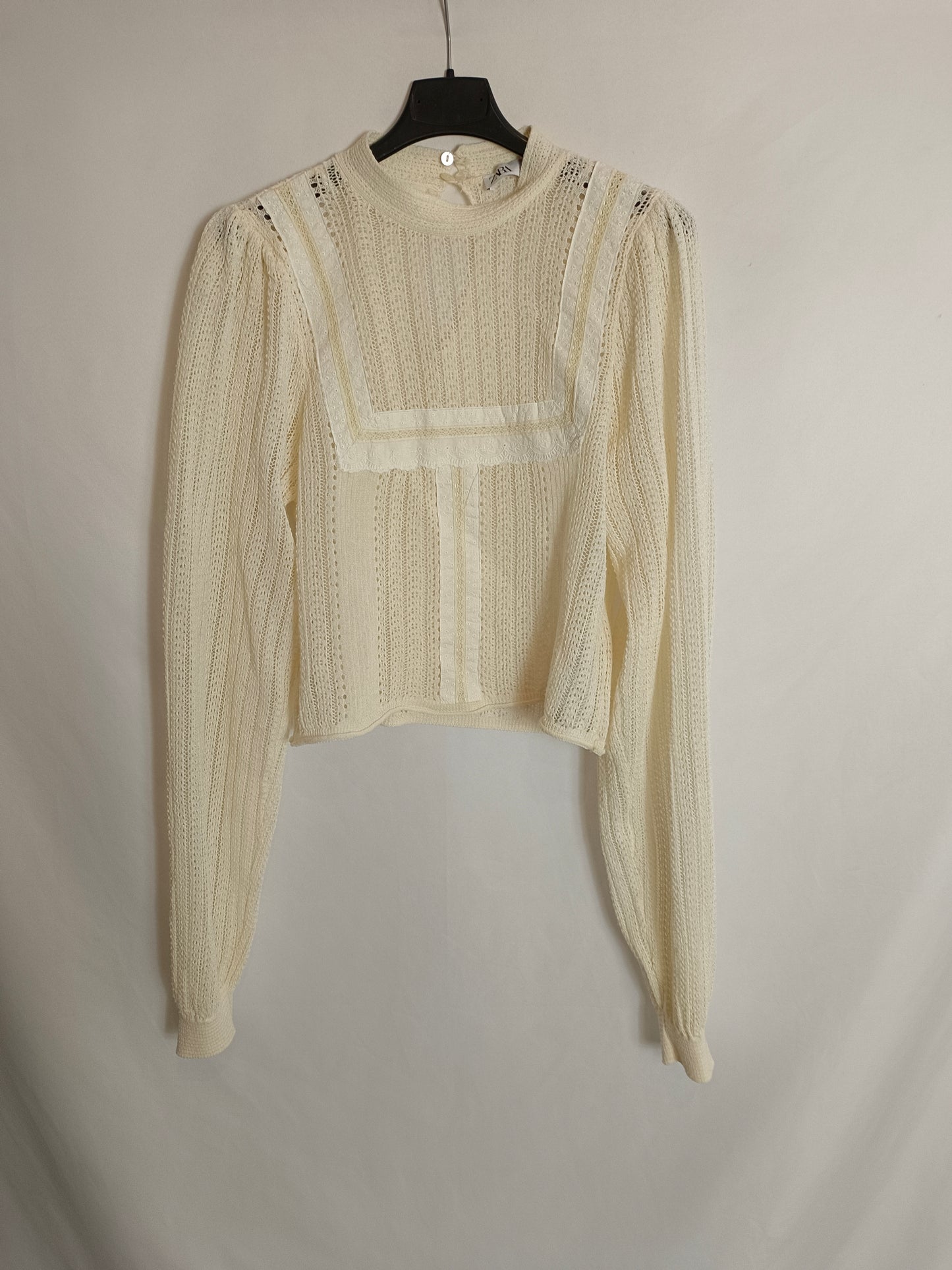 ZARA. Top beige troquelado T.s