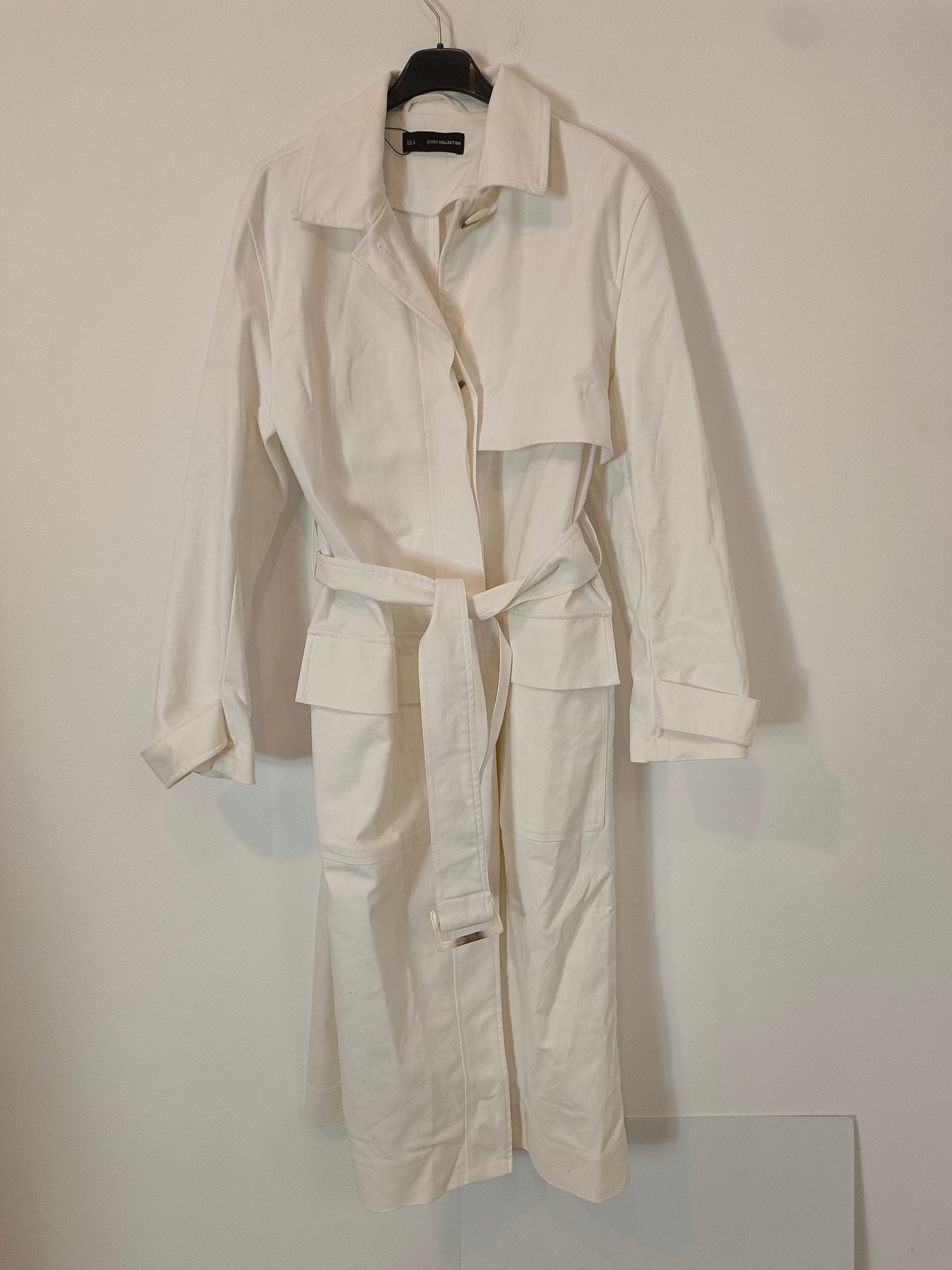 SFERA. Gabardina blanca con cinturón T.s