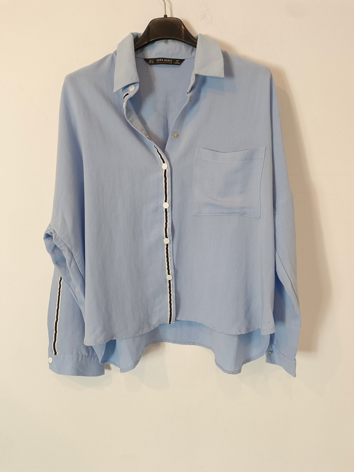ZARA. Camisa azul detalle botones. T S