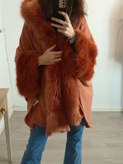 FLORENCIA. Capa con manga detalles puño y capucha. TU