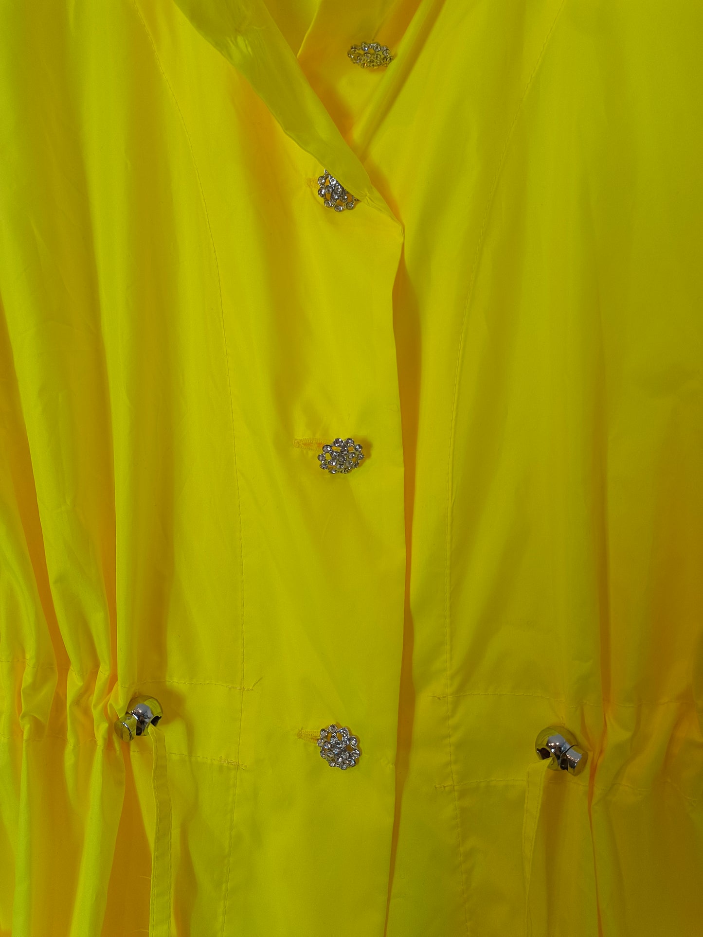 UMO COLLECTION. Cortavientos amarillo  botones joya T.38