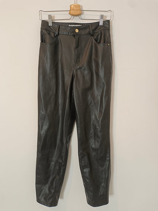 ZARA. Pantalón negro efecto piel  T.36