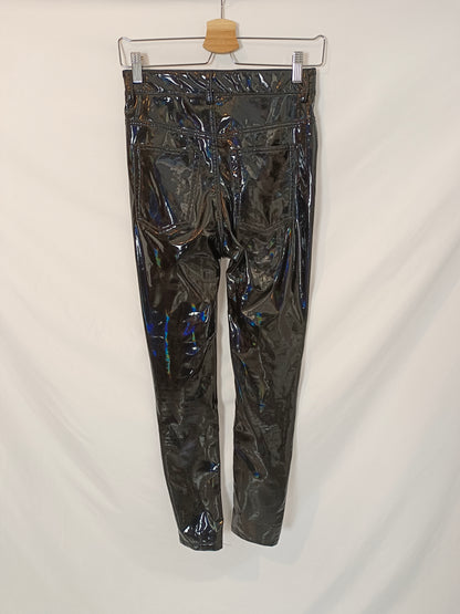 PULL&BEAR. Pantalón negro vinilo T.36