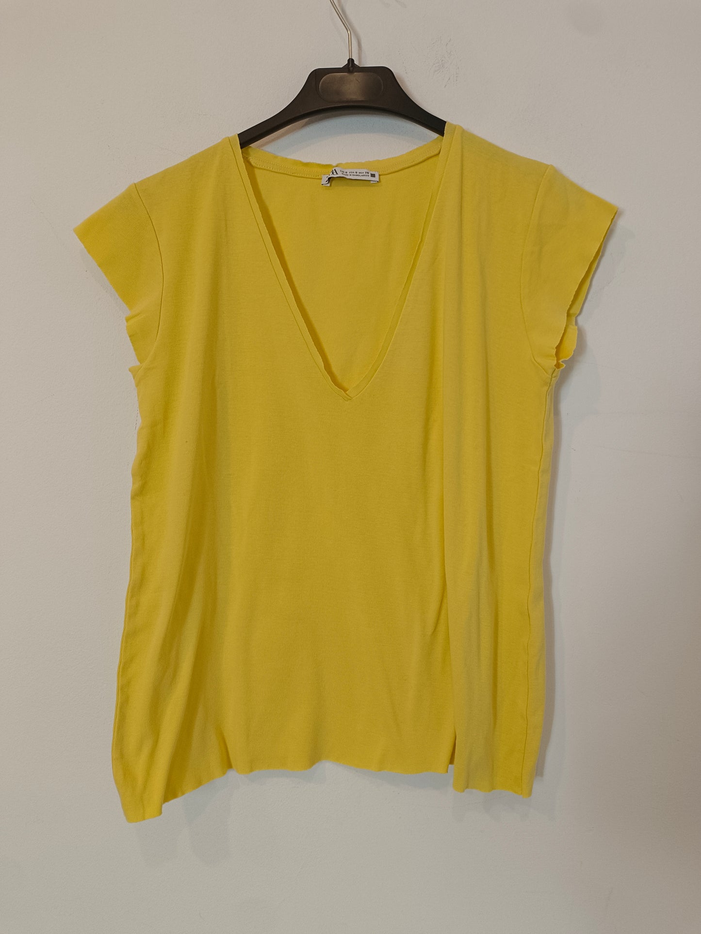 ZARA. Camiseta amarilla básica T.s