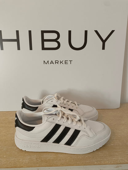 ADIDAS. Zapatillas blancas detalles negros T.38 (2/3)