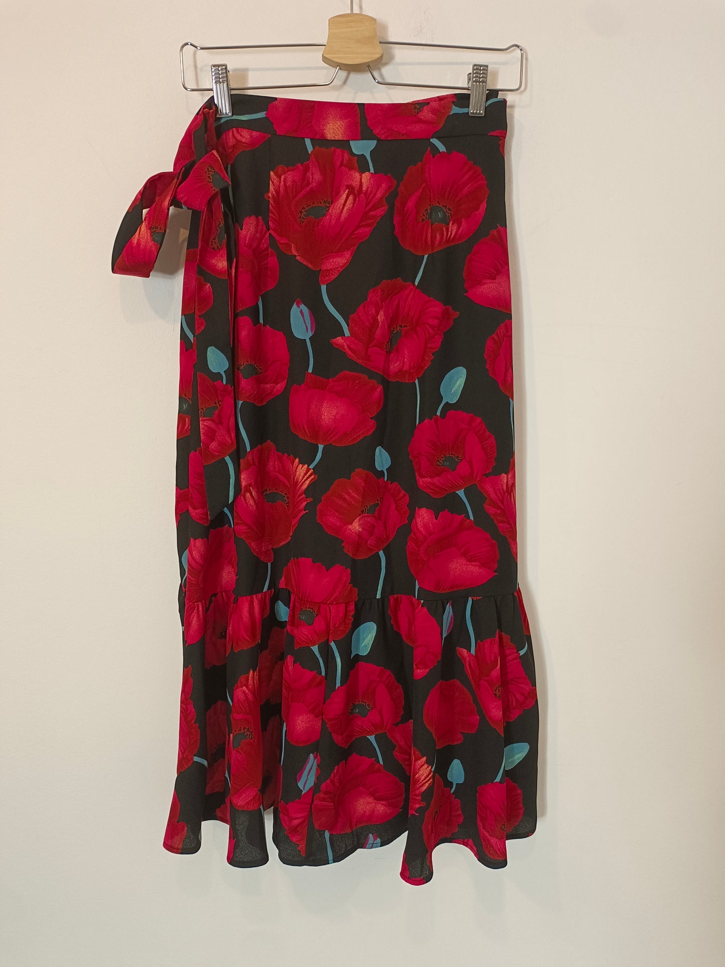 H&amp;M. Black floral midi skirt T.38